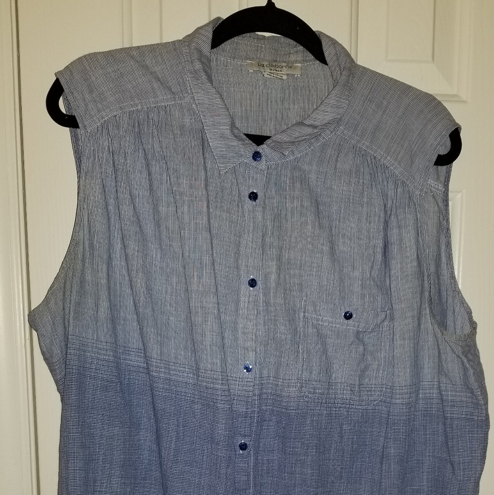 Liz Claiborne Sleeveless button up top
